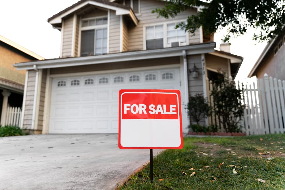 house with yard sign sale 1